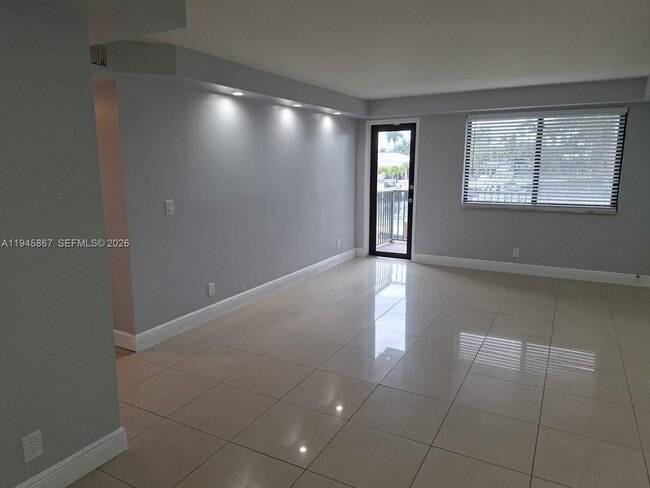 Building Photo - 301 Golden Isles Dr