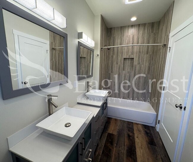 Building Photo - Three Bedroom, Two Bathroom Home in Eastgate **Half Off 2nd Month's Rent**