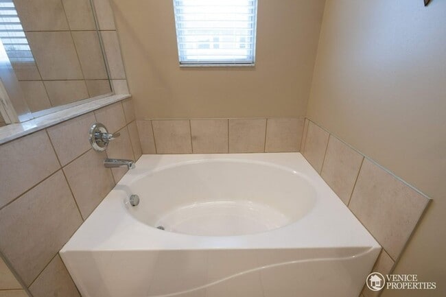 Building Photo - Three Bedroom with garage near Grandview