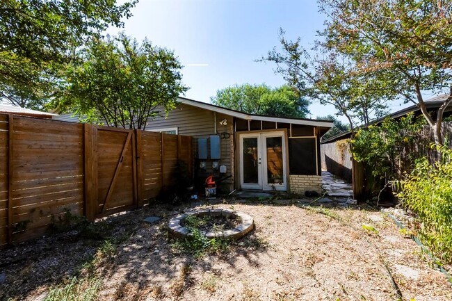 Building Photo - 1204 Woodfield Dr