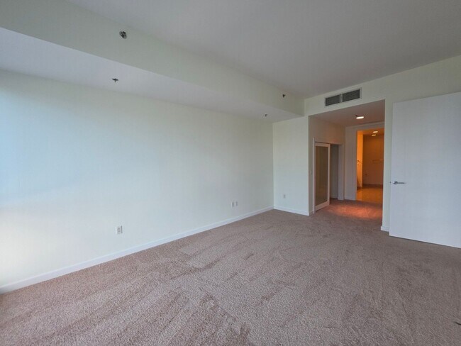 Building Photo - Fantastice High Rise with Full City Views!