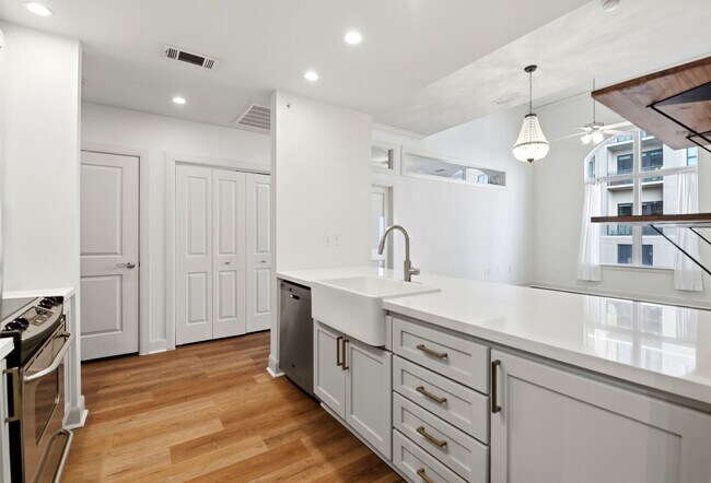 Building Photo - 1010 Rosine St