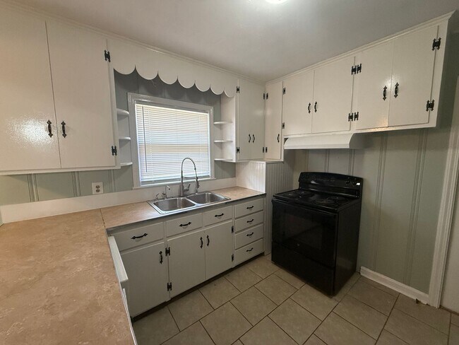 Building Photo - Freshly Updated 3 Bedroom 1 Bathroom Home in Decatur!