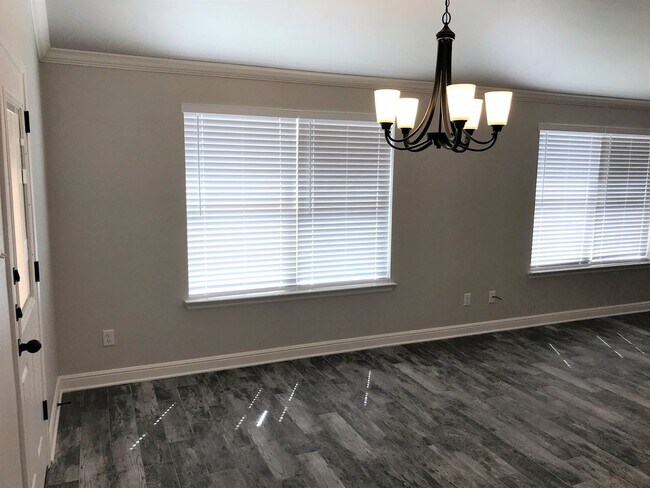 Building Photo - Gorgeous 2 bed/2 bath near Bunny Trail