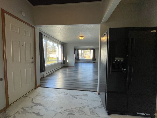 Building Photo - Fantastic Duplex Unit with Washer/Dryer, Parking, Outdoor Space