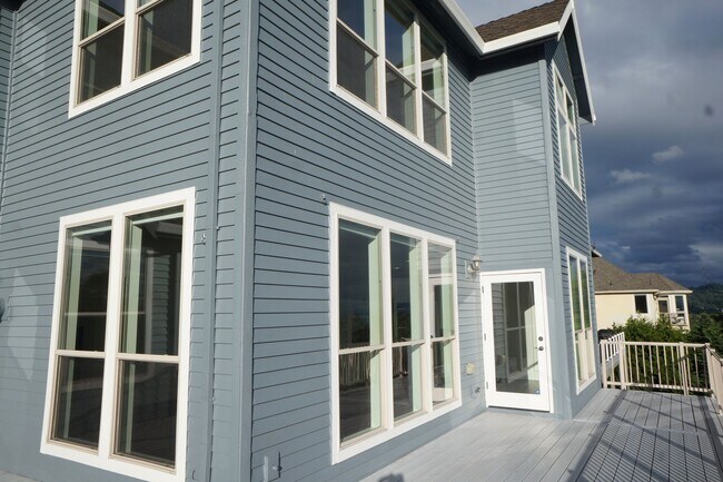 Building Photo - Exquisite NW Portland 4 bedroom with panoramic views