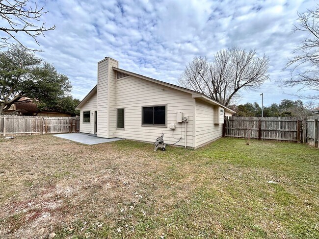 Building Photo - Comfortable & Nice 3BR / 2BA One-Level Home — Garage, Yard & Laundry Room