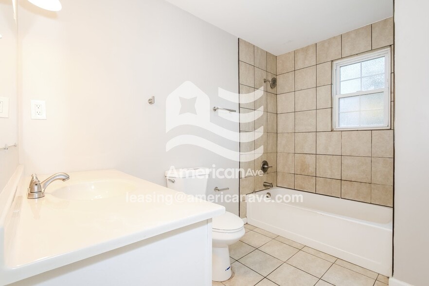 Building Photo - 731 Sommer St NE