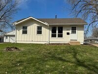 Building Photo - 2319 Pinehurst St