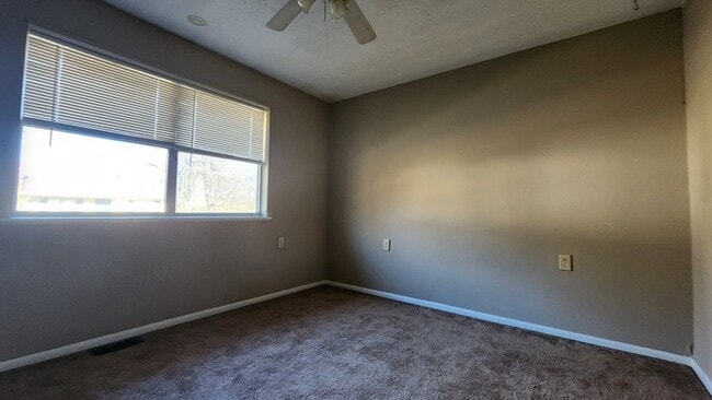 Building Photo - Renovated Townhouse