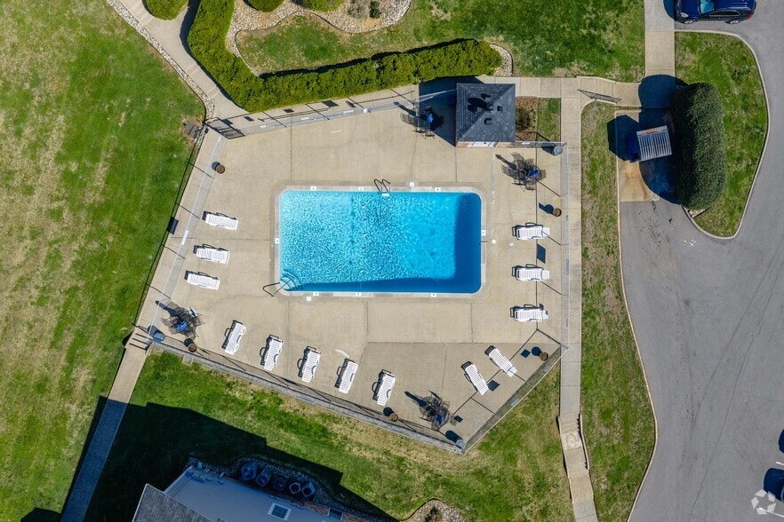 Pool - Royal Oaks Apartments