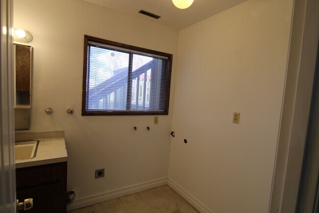 Building Photo - SPACIOUS 3+ BEDROOM SALMON CREEK/MOUNT VISTA MULTI-LEVEL HOME WITH LARGE FENCED YARD!