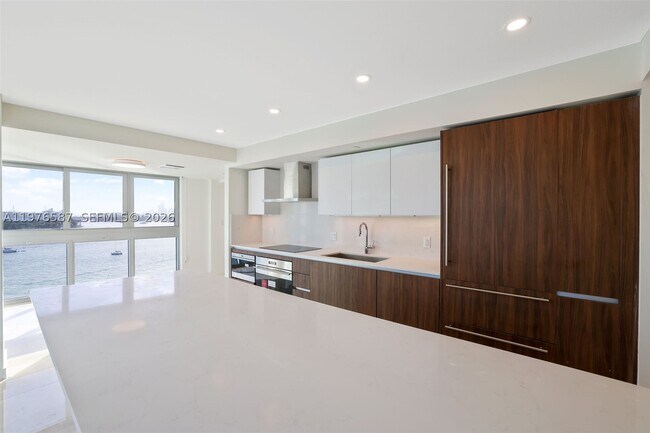 Building Photo - 1500 Bay Dr E