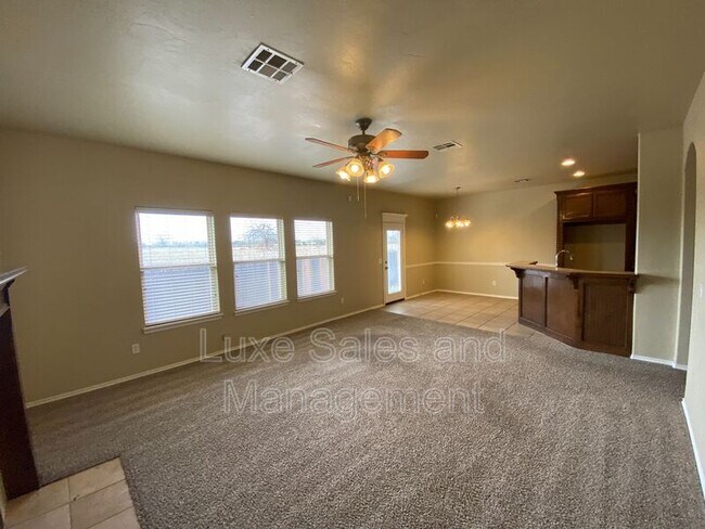 Building Photo - 640 E Linden Ln