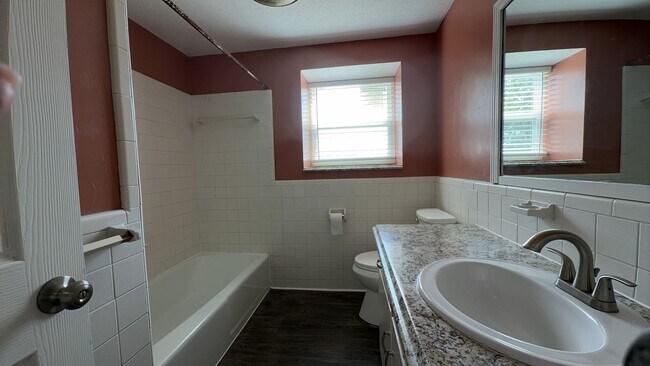 Building Photo - 2 bedroom 1.5 bath duplex - Edmond Schools- August Move In