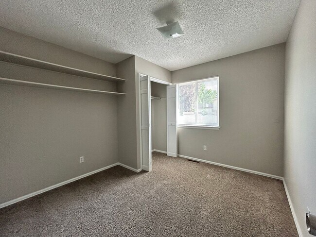 Building Photo - Spacious 3BR Duplex w/ Garage, Workshop, L...