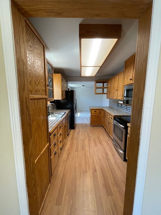 Building Photo - Large 3-Bedroom, 1-Bath Duplex