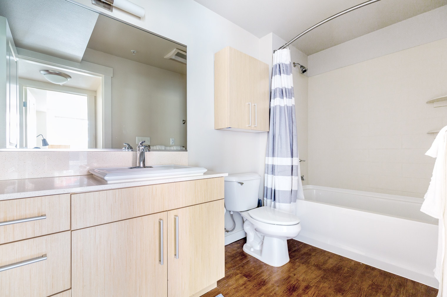 Building Photo - 215 10th Ave E