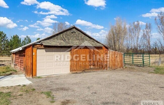 Building Photo - 2 Bed Home on .96 Acres!