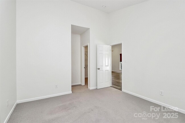 Building Photo - 5325 Silabert Ave