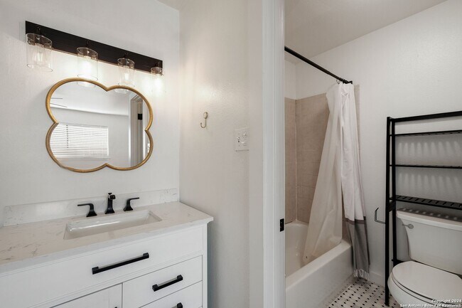 Building Photo - Charming 2/2 in the heart of Boerne!