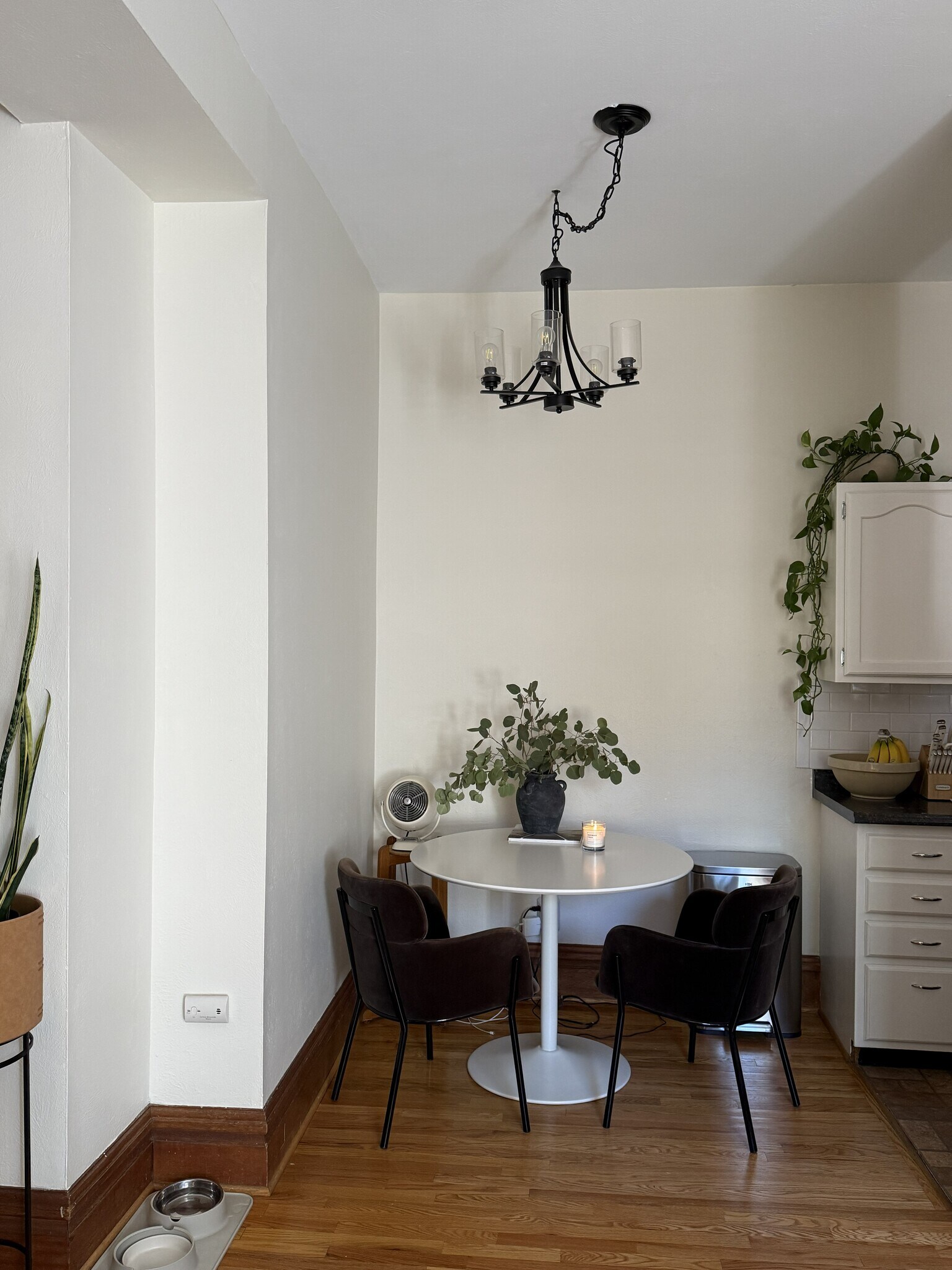 Dining Nook - 1373 N Franklin St