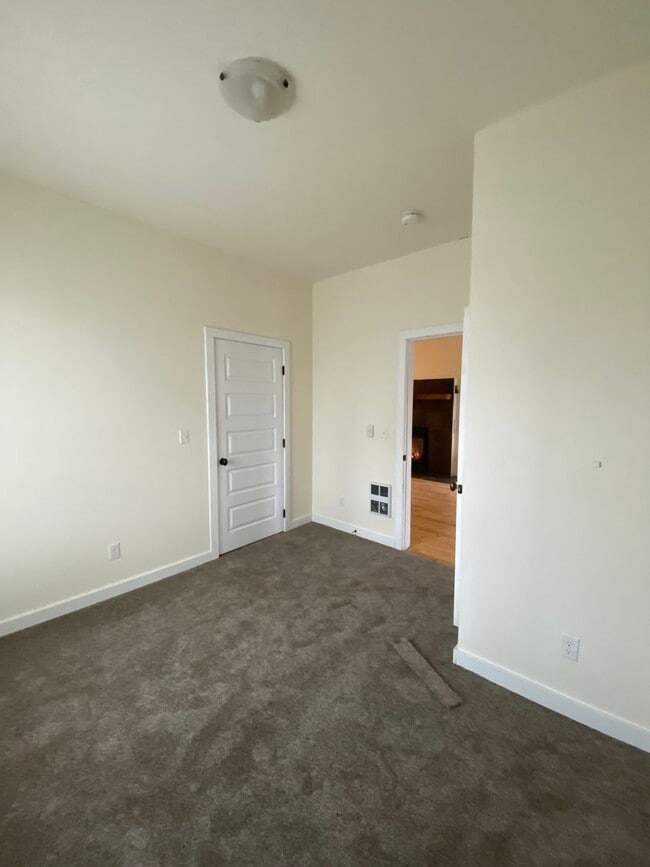 Building Photo - 1801 Russell Ave