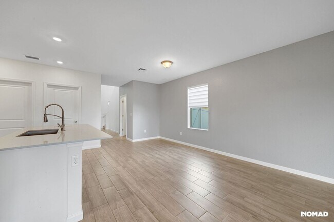 Building Photo - Spacious 5BR House in Fort Pierce, minutes...