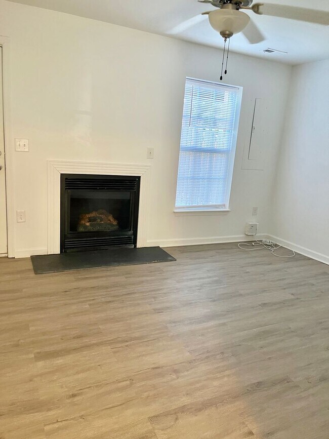 Building Photo - Gorgeous Spotsylvania Townhouse