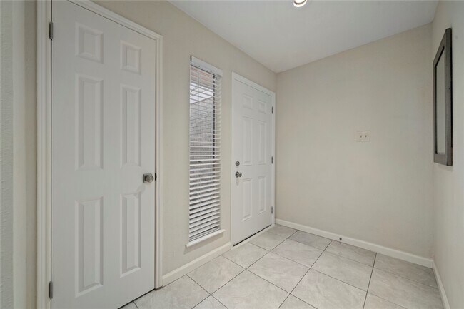 Building Photo - 12143 Stone W Dr