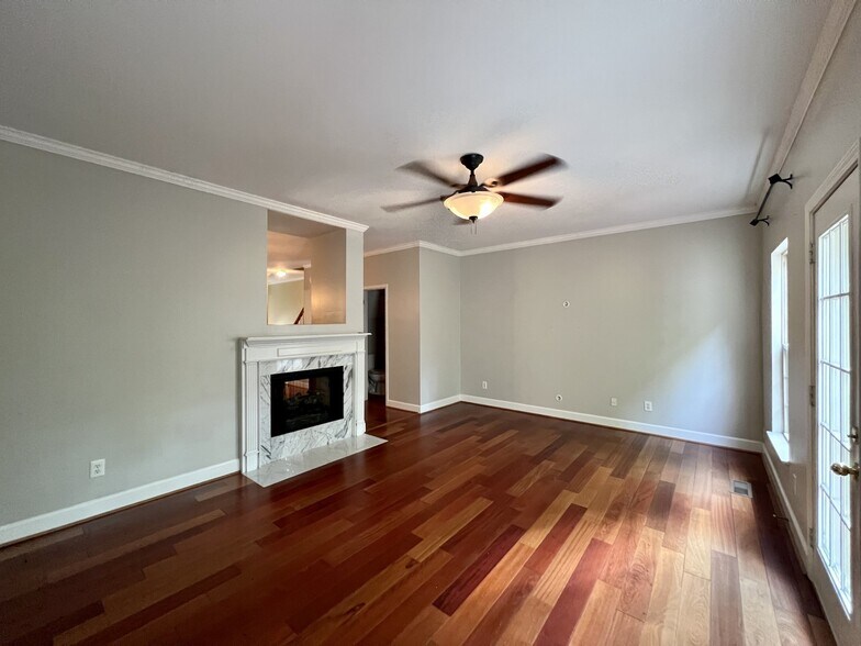 Building Photo - 116 Carriage Ct
