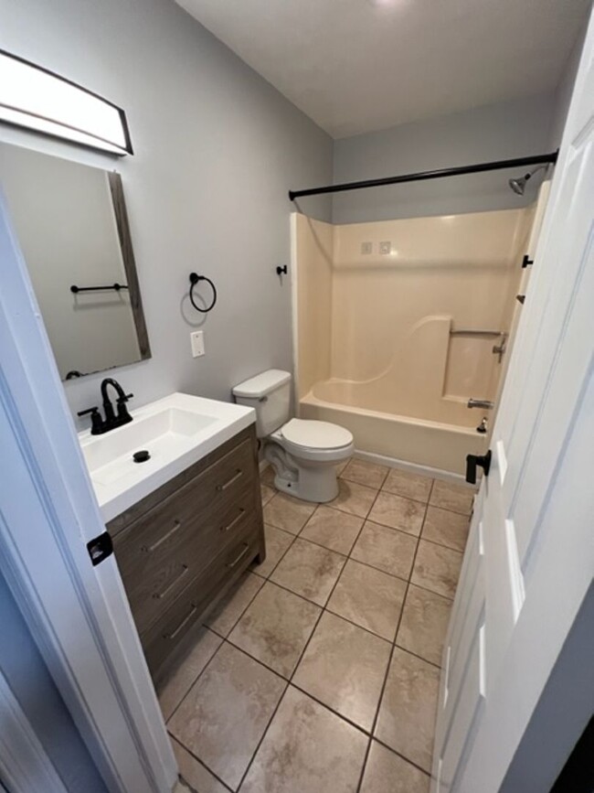 Building Photo - Renovated large 1 BR in heart of downtown ...