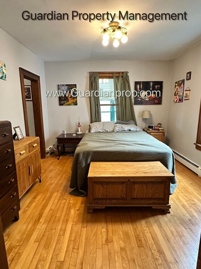 Building Photo - Northeast Spacious Upper Level Duplex, Har...