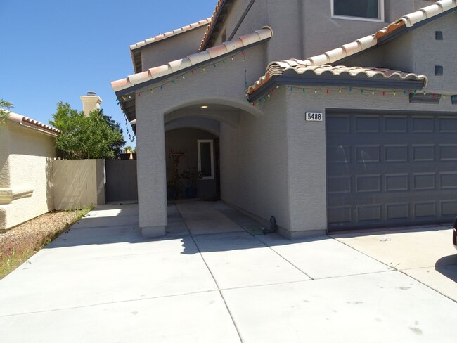 Building Photo - 3 Bed Southwest Pool Home