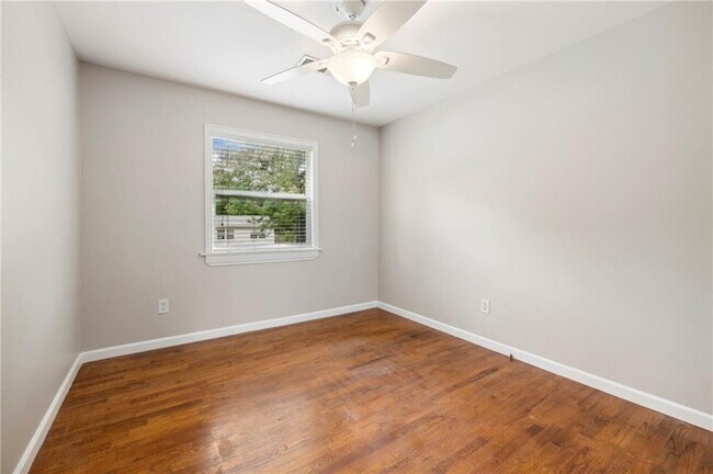 Building Photo - 2312 W Holly St