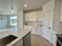 Building Photo - 901 Scenic Trl