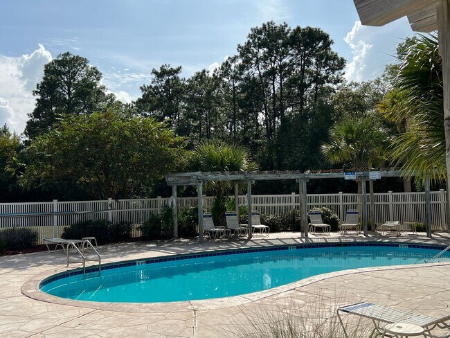 Building Photo - GREAT 4 BED / 2 BATH IN Crestview