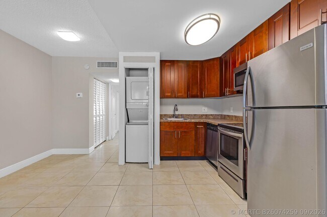 Building Photo - 520 NE 45th St