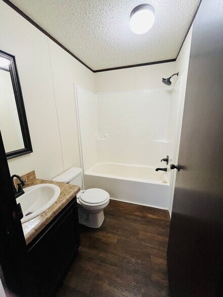 Building Photo - 15621 Pine Ridge Dr