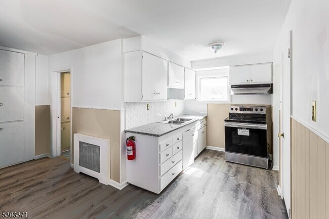 Building Photo - 26 Schooleys Mountain Rd