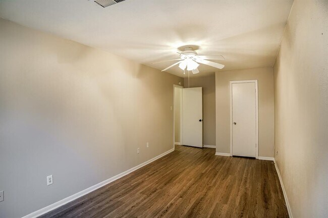 Building Photo - 10919 Skybird Dr