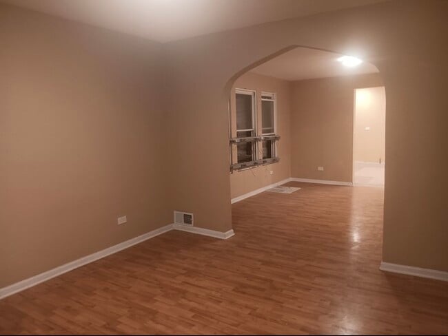 Building Photo - 5005 W Chicago Ave