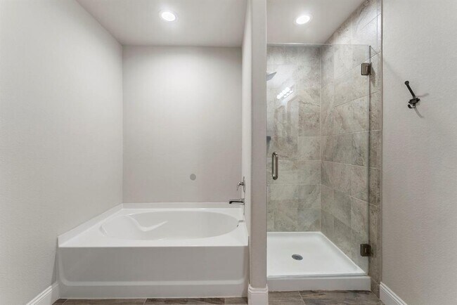 Building Photo - 14077 Lake Cres Dr
