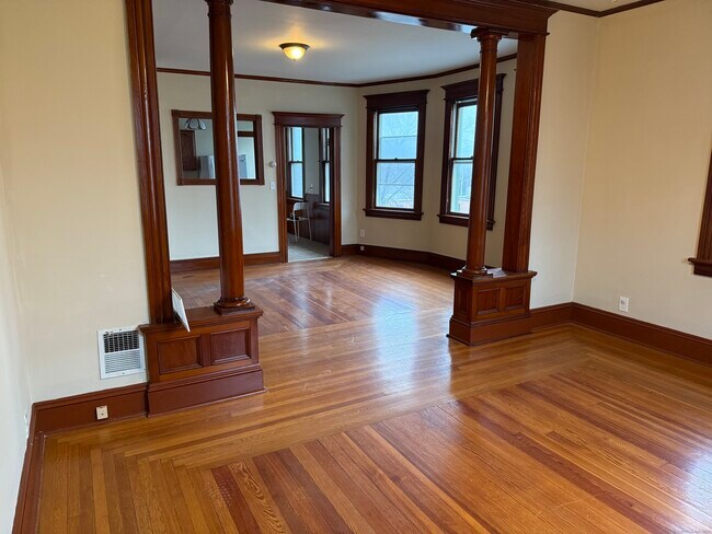 Building Photo - 323 Olivia St
