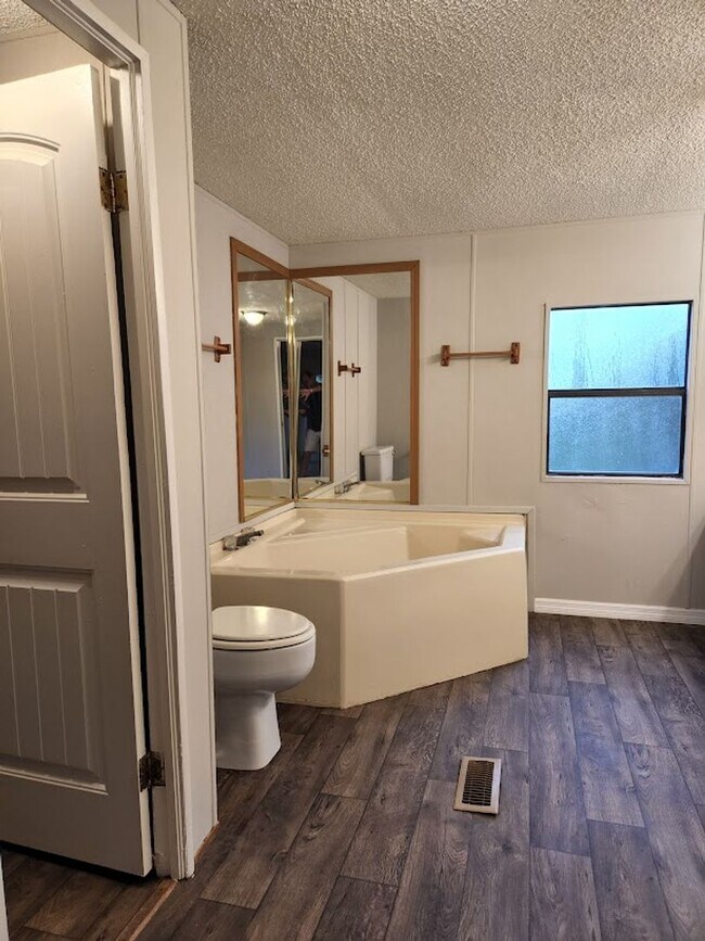 Building Photo - 3 Bed  2 Bath  2 Garage/Workshop and Fenced