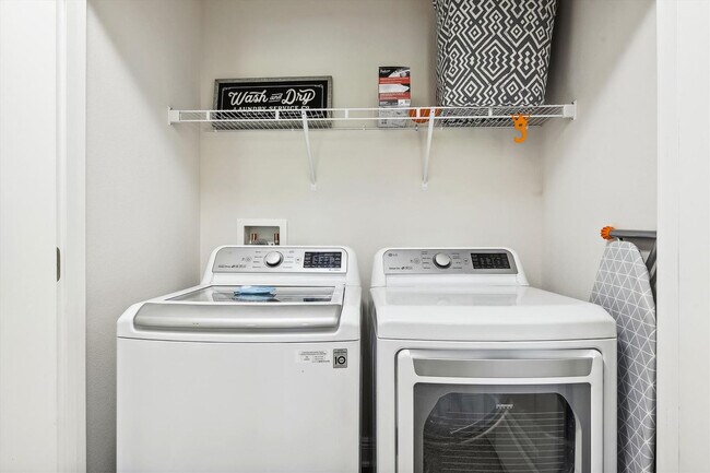 Building Photo - 7664 Shadow Lake Dr