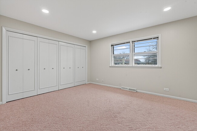 Building Photo - 7245 N Kostner Ave