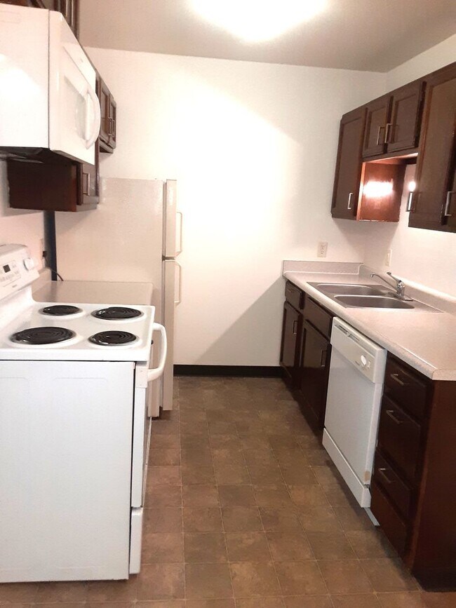 Building Photo - Lower 2 Bedroom with Patio - Optional Garage