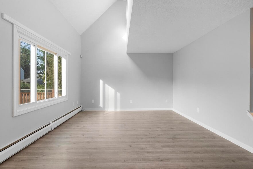Livingroom - 670 Middletown Ave
