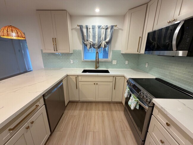 Building Photo - Oceanview Estates Home